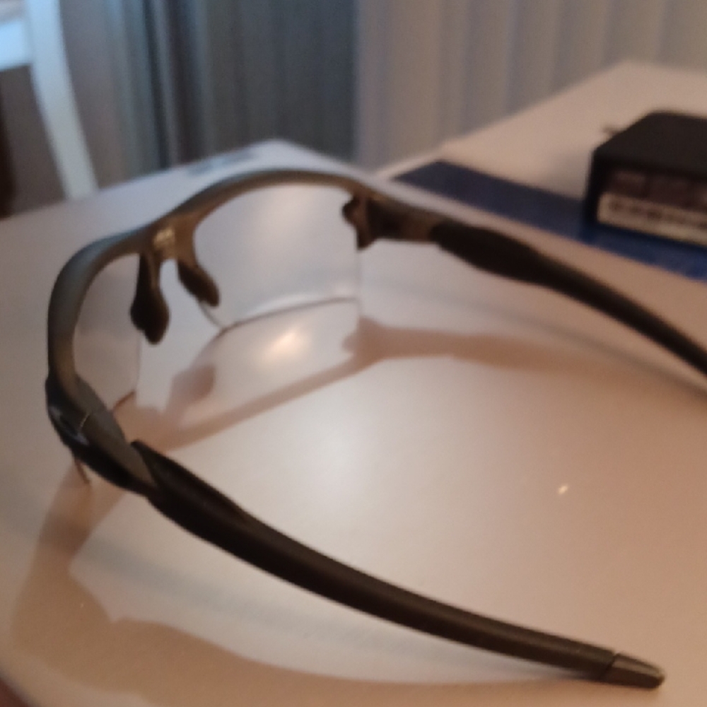 Oakley Flak 2.0 Photochromic Lens Sunglasses w Case NEW - Picture 3 of 6